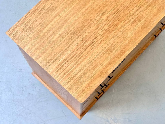 Image 1 of Commode van essenhout uit het midden van de vorige eeuw, jaren 60.