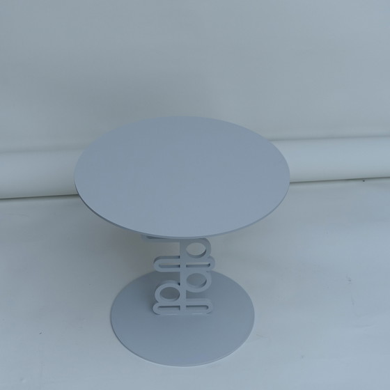 Image 1 of Mesa auxiliar Ken de Marcel Wanders para Quodes: diseño atemporal en gris claro RAL 7035