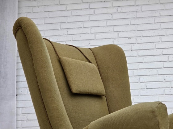 Image 1 of Sillón danés de respaldo alto de la década de 1960, tapizado original en lana verde.