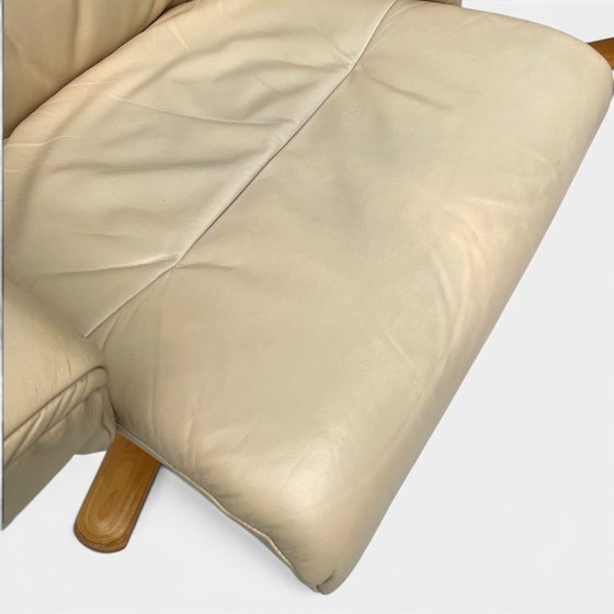 Dos sillones reclinables giratorios estilo Stressless de Ekornes – Wood (photo 8 of 10)