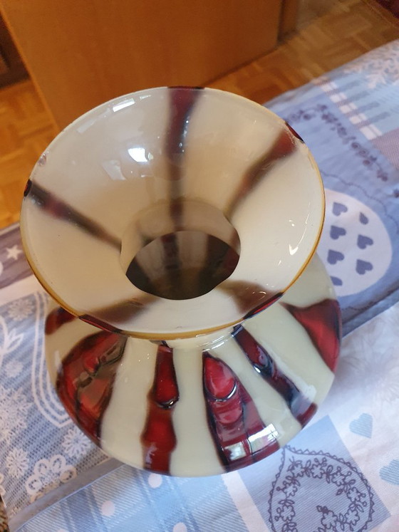 Böhmische Art-Deco-Vase aus opalweißem und rubinrotem Glas, ca. 1925–1935 – Glaskunst (photo 4 of 6)