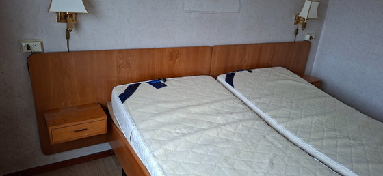 Image 1 of Doppelbett, bestehend aus 2 Einzelmatratzen, deren Fuß- und Kopfende jeweils hochgeklappt werden können.