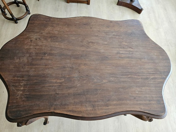 Image 1 of Table ancienne avec pieds élégants