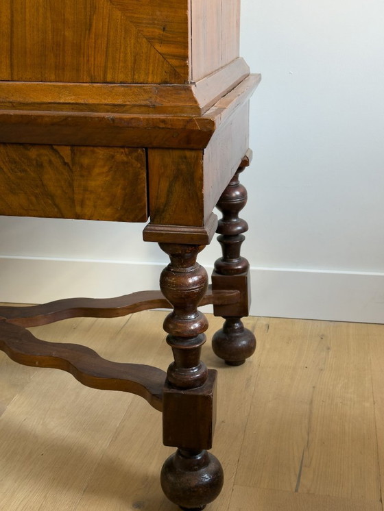 Image 1 of Elegante gabinete con patas en cruz de nogal del siglo XVII
