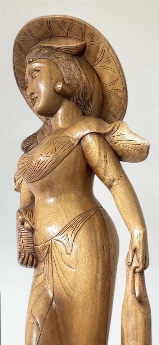 Beautiful large statue of beautiful wood – beeldhouwkunst