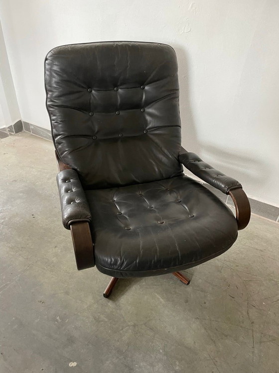 Image 1 of Draaibare loungestoel in Scandinavische stijl, zwart leer, met gebogen houten frame, jaren 70