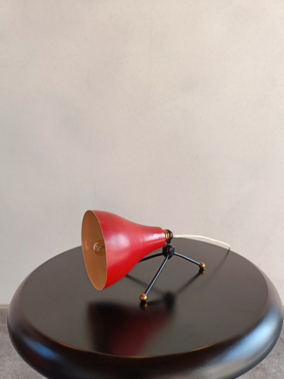 Image 1 of Lámpara de mesa pequeña italiana de mediados de siglo, minilámpara de metal rojo, años 50-60.