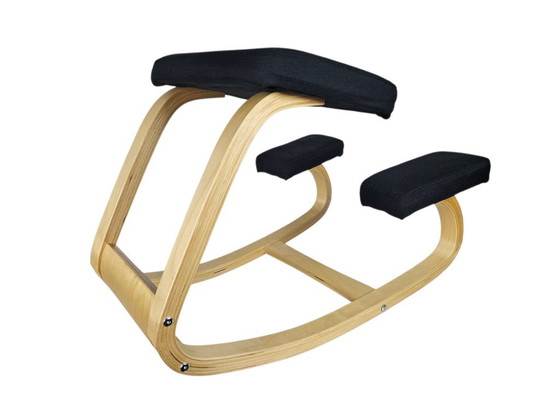 Sedia a ginocchiera con cuscini in tessuto nero, Sedie a dondolo, Legno, Tessile, Modern (foto 2 di 6)