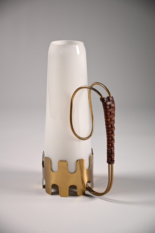 Bougeoir en verre opalin, laiton et cuir