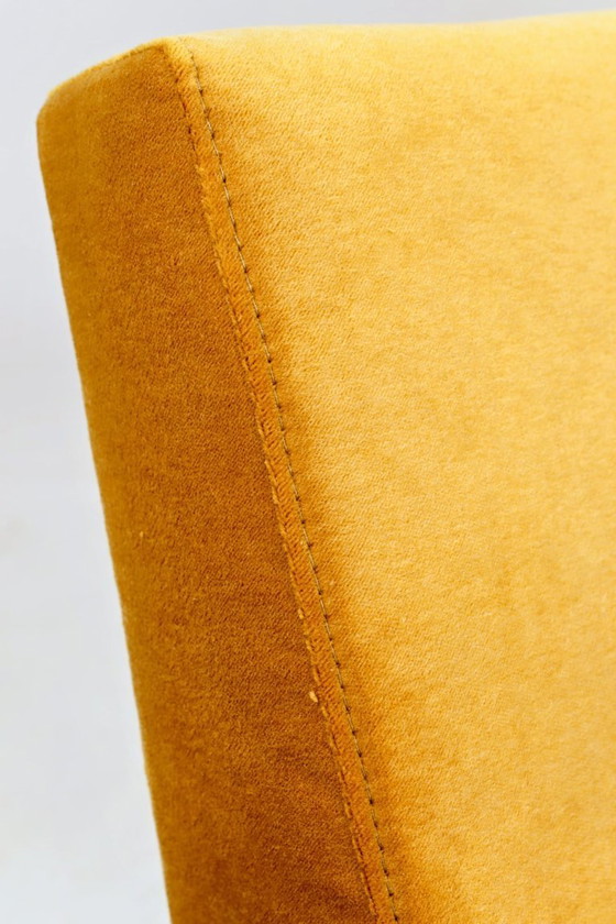 Image 1 of Moderner, langer Sessel aus gelbem Samt im skandinavischen Design