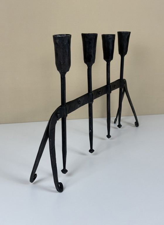 Vintage Grote Zwart Metalen Brutalist Gehamerde Tafel Kandelaar Voor 4 Diner Kaarsen – Kandelaars en kaarsen (photo 2 of 12)