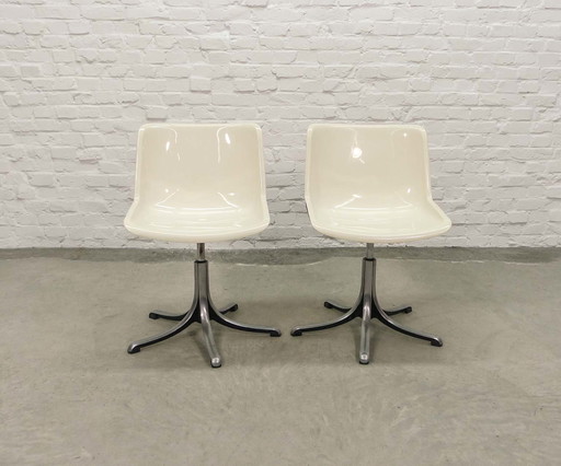 2 chaises de bureau Tecno white 'Modus' en fibre de verre et aluminium par Osvaldo Borsani