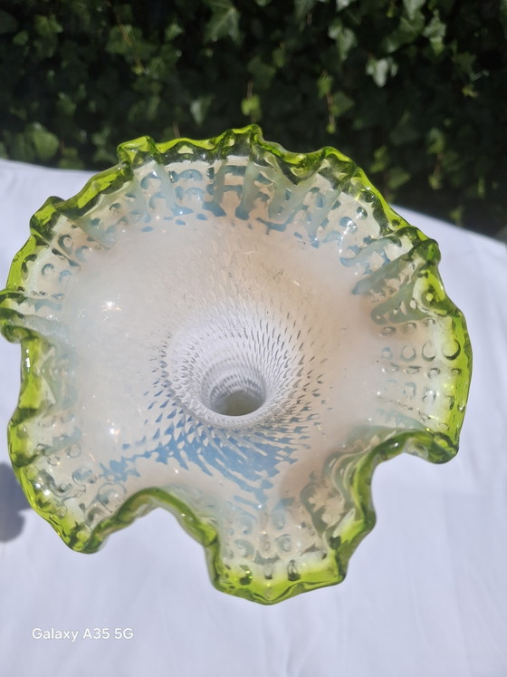 Image 1 of Schitterende art nouveau trompetvaas, ca. 47 cm – Boheems glas met metalen voet, circa 1900