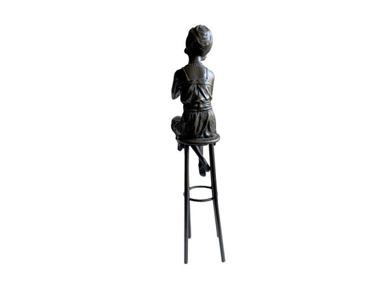 Image 1 of Bronzen beeld – Elegante dame op kruk in Charleston-stijl