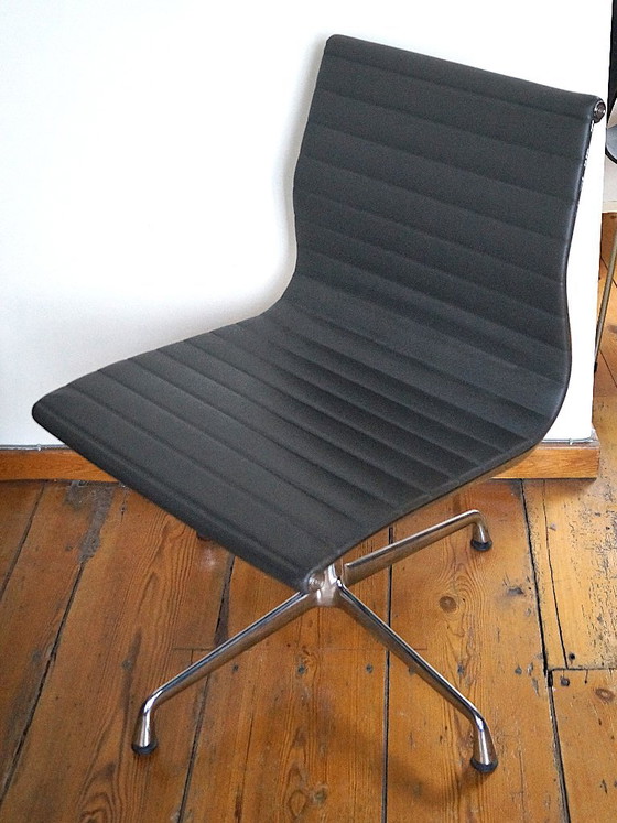 Chaise Eames EA 101 – replica, Chaises de réunion, Leather, Aluminium (photo 2 of 5)