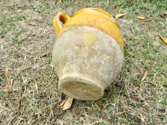 Raro vasetto per marmellata in terracotta smaltata gialla, proveniente dalla Francia sud-occidentale. (photo 10 of 12)