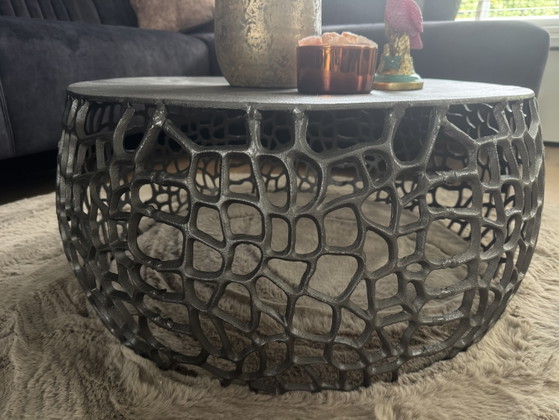 Schöner durchbrochener Stahltisch – Couchtische, Iron (photo 2 of 5)
