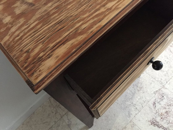 Image 1 of Nachtkastje met kompasvormige poten