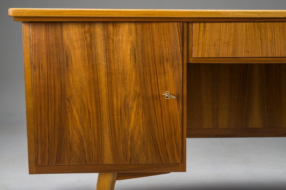 Image 1 of Freistehender Schreibtisch in Nussbaum, 1960er Jahre