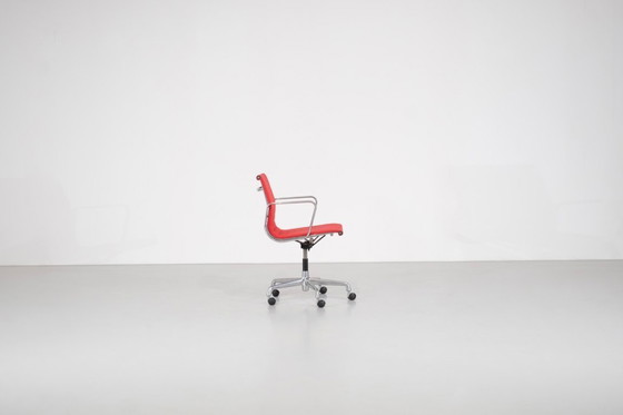 Image 1 of Sillón "EA 117" Charles Ray Eames para ICF, Estados Unidos 1969.