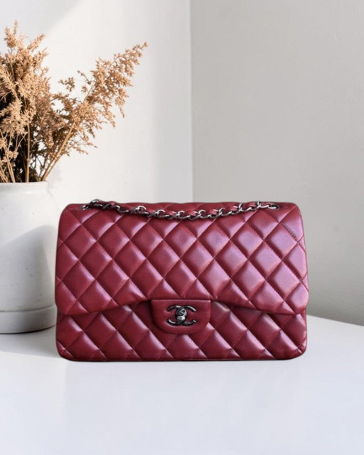 Borsa Chanel Classic Flap Jumbo - Doppia patta 30 cm in pelle di agnello trapuntata rosso scuro con finiture argentate, serie 15