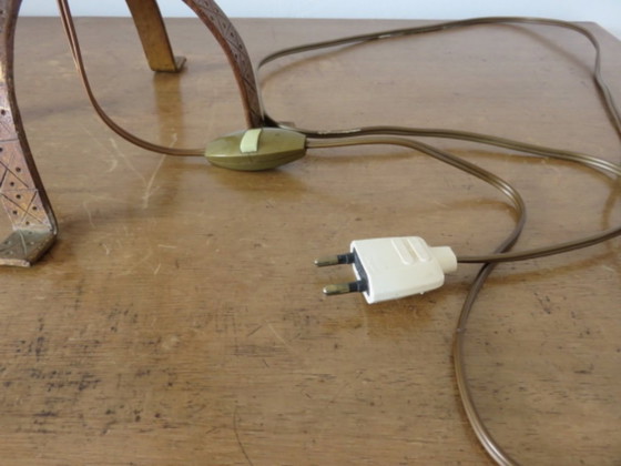 Image 1 of Grote smeedijzeren lamp met een gouden patina in de "art & crafts"-stijl.