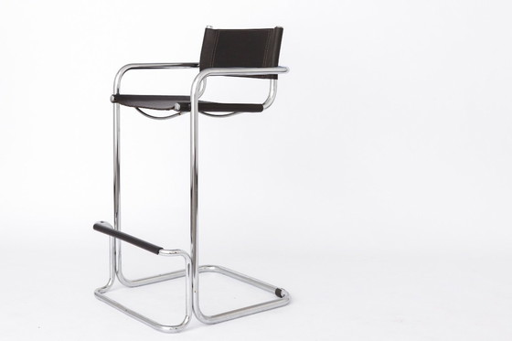 Image 1 of Tabouret de bar vintage à dossier cantilever, structure chromée, similicuir noir, années 1990