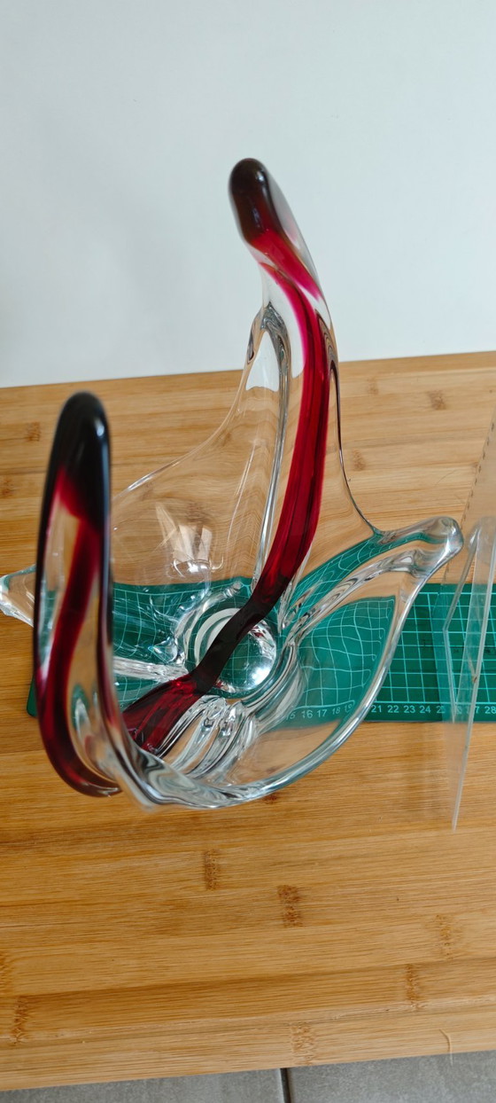Image 1 of Coupe sculpturale vintage en cristal — « verre balancé » — cristal clair avec accent rouge/bordeaux