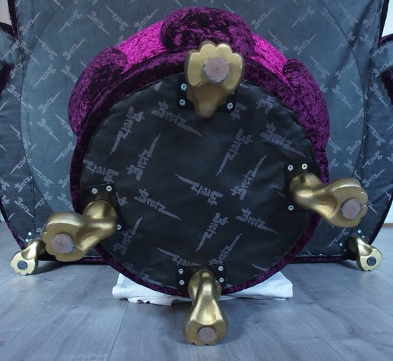 Image 1 of Couchtisch und zwei Thronsessel aus lila-fuchsiafarbenem Samt von BRETZ