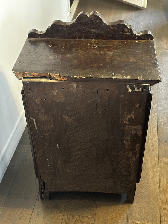 Image 1 of Vetrina in legno massello intagliato in stile Luigi XV, inizio XIX secolo