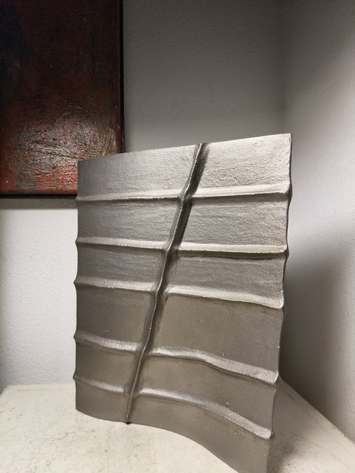 Pascal Mourgue Jarrón Escultórico Brutalista de Aluminio – Diseño Años 80 (Firmado, 26 cm)