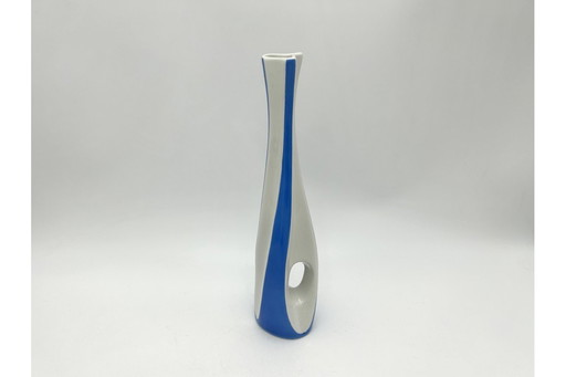 "Pikasiak" curly vase, Ćmielów, 1960s.