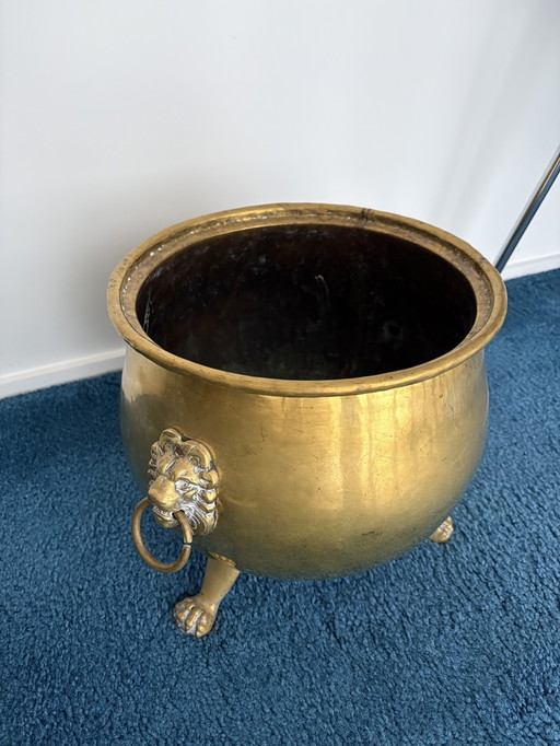 Koperen pot met leeuwenkop