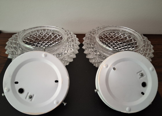 Image 1 of 2 lampade da soffitto vintage Rilievo di ananas Rosone da soffitto massiccio e bianco