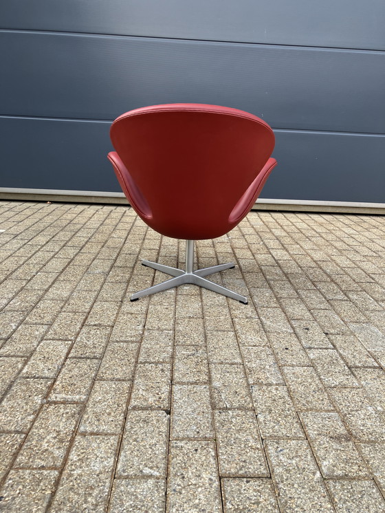 Image 1 of Silla Fritz Hansen Swan en cuero rojo indio, ¡¡¡NUEVA!!!