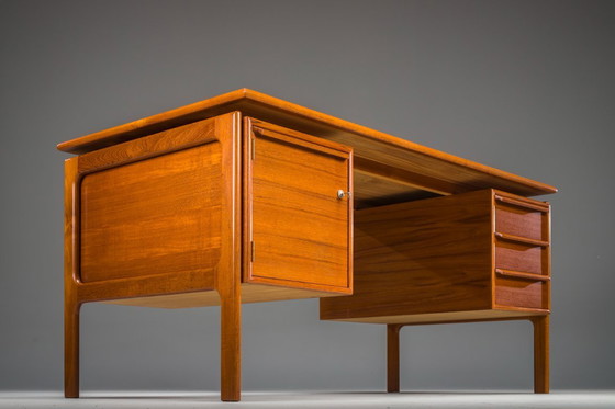 Image 1 of  Mid Century Modern Freistehender Teakholz-Schreibtisch von GV Møbler, 1960er Jahre