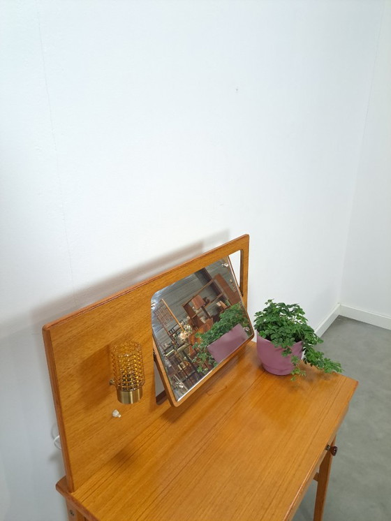 Image 1 of Tavolo da trucco con specchio e lampada dalla Svezia