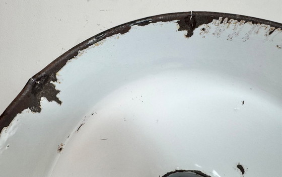 Image 1 of Industriële zwarte geëmailleerde fabriekslamp met gietijzeren bovenkant, jaren 50