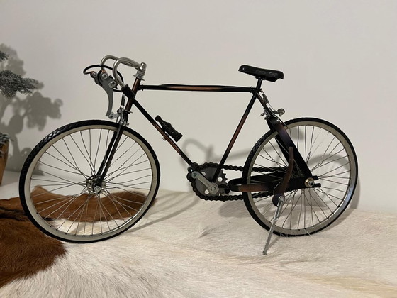 Metalen vintage fietsdecoratie – miniatuur racefiets met werkend trapmechanisme – 40 cm – Decoratieve objecten (photo 6 of 6)