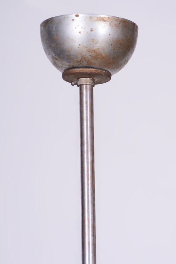 Gerestaureerde Bauhaus-kroonluchter, chroom, staal, matglas, opnieuw bedraad, Tsjechisch, jaren 1940 – Metal (photo 9 of 12)
