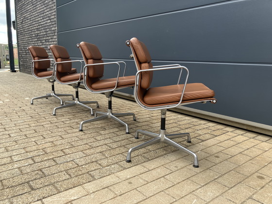 Image 1 of Sedie girevoli Vitra in pelle cognac EA208 Softpad