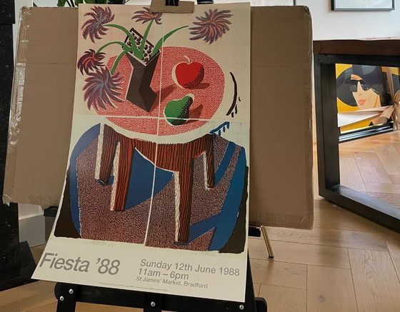 Image 1 of David Hockney, « Fleurs, pomme et poire sur une table, juillet 1986 », © David Hockney 1986, imprimé en Angleterre