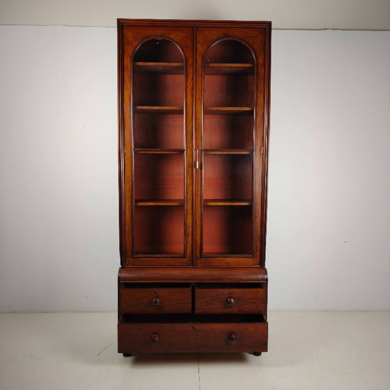 Englischer Vitrinenschrank aus dem späten 19. Jahrhundert mit Glastüren und Schubladen. – Wood (photo 8 of 15)