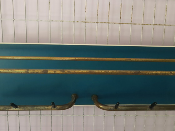 Image 1 of Porte-manteau mural original bleu pétrole des années 50, cadre tubulaire doré