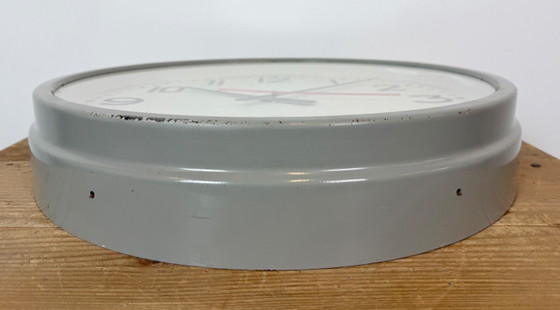 Grande horloge murale industrielle grise de TN, années 1960 – Pendules, Verre, Fer (photo 9 of 15)