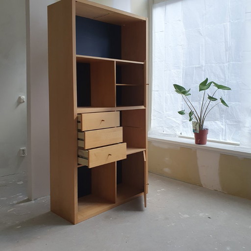 Massivholz-Schrank