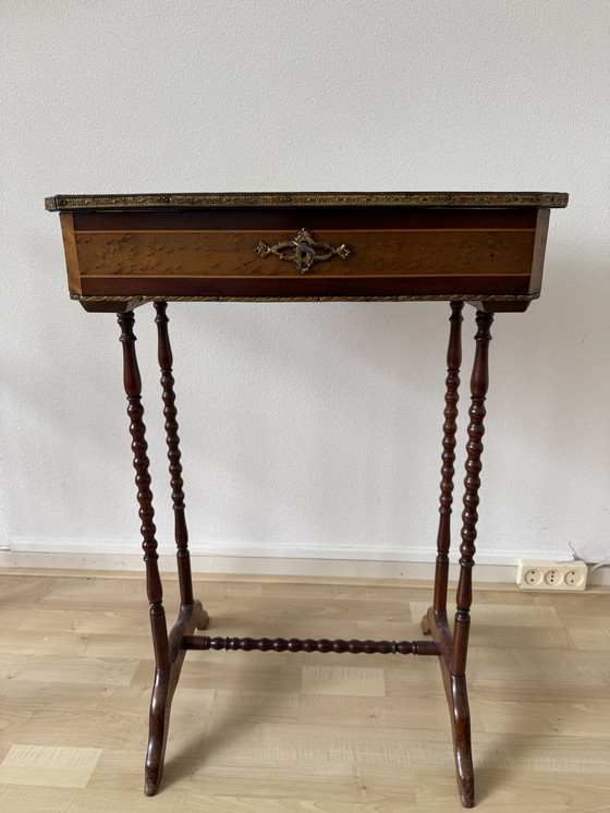 Image 1 of Italiaanse antiek sieraden tafel met gedraaide voeten 