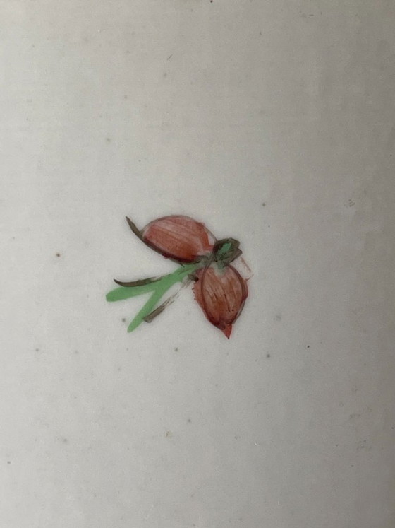 China (Republiekperiode, 1920-1940) — Grote Balustervormige Famille Rose Porseleinen Vaas Bloemen en Vogels (photo 11 of 12)