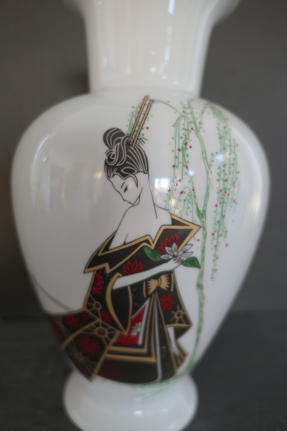 Image 1 of Vase Vintage Apulum Porcelaine Blanche Avec Geisha