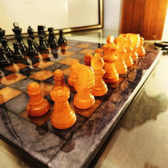 Image 1 of Jeu d'échecs de luxe vintage des années 1970 en véritable albâtre de Volterra sculpté à la main - Noir et agate (brun) - Fabriqu